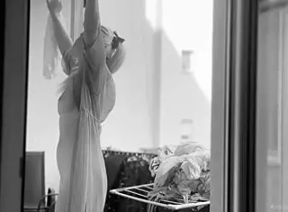 Whoa, this naked chubby woman is hanging out laundry on the balcony so neighbors can watch her big tits and shaved pussy flash 😲👀