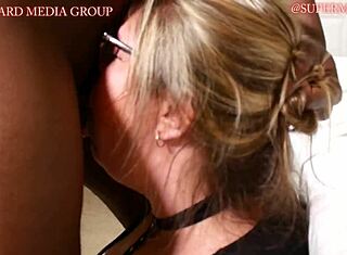 Mannspiser sluker store svarte kuker i vill blowbang og slikker baller