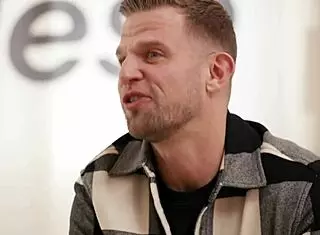 Big-assed beauty Sophia Burns takes it up the bum with Vince Karter in anal casting interview