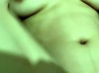 Perverted step-sisko näyttää pillunsa kameralle ja nauttii step-veljen kyrvästä - espanjalaista pornoa!