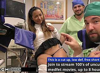 Studentička Melany Lopez dostává vibrační terapii od Dr. Tamps v klinice s latex rukavicemi