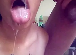 Cătelușă obraznică îmi suge pula plină de salivă cu spermă! Micuța 18+ slut iubește deepthroat kissing!