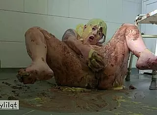 Kinkylilqt Squashes Cake On Big Ass Then Fucks Self With Dildo