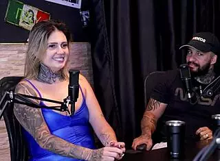 Ele tira o gozo de cima das mulheres e apesar de serem casados descobriram que s�o irm�os por parte de pai - casal dna watch on sheer red