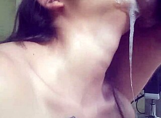 Cătelușă obraznică îmi suge pula plină de salivă cu spermă! Micuța 18+ slut iubește deepthroat kissing!