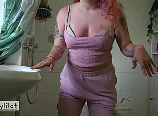 Kinkylilqt Squashes Cake On Big Ass Then Fucks Self With Dildo