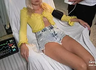 Lažni zdravnik pregled spremeni v intenzivno analno prstnjenje in curenje za mlado 18+ bolnico medtem ko mož čaka zunaj