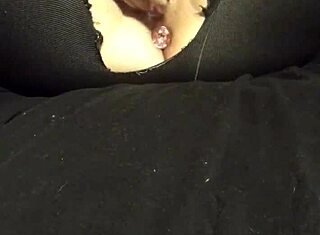 Isteri pelacur bosan kongkek memek ketat dan selit plug ke bontot pakai dildo