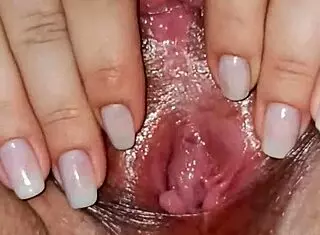 latina con un hermoso coño mojado obtiene su primera fantasía de squirt. ella usa toys en close up