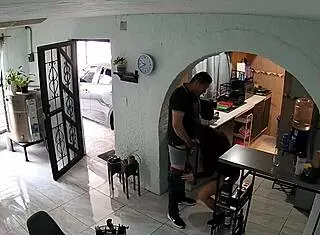 Coqueteando Con El Contratista En Un Encuentro Casual Y Divertido Con Toque Latino