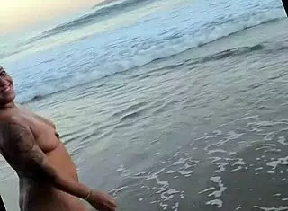Conheci uma baixinha gordinha e sexy na praia de nudismo. N�o perca esse v�deo veja at� final olha o que aconteceu.