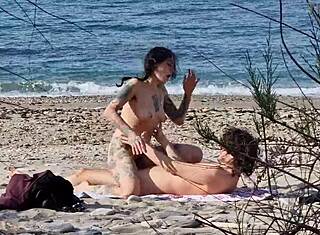 Strandsex tænder kåte elskere med squirting orgasmer kl 7:40 og 13:25 optaget med teleobjektiv til udendørs ridning og creampie