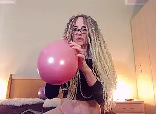 Custom balloon video udforsker kreativ oppustning med kurvede former og alternative stilarter