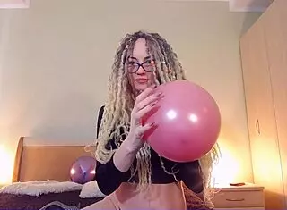 Custom Balloon Video Explores Creative Inflation Techniques with Curvy Shapes and Alternative Styles