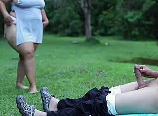 Mujer mirona masturbates me outdoors in public park with rough slaps. Her big tits and curvy body shine in nature forest setting.