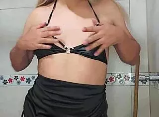 Transexual En Baño Tocando Rico