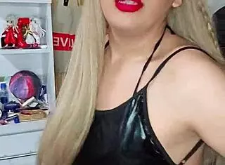 Transexual bailando sexual y rico with crossdressing action