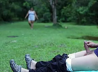 Mujer mirona masturbates me outdoors in public park with rough slaps. Her big tits and curvy body shine in nature forest setting.