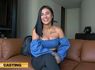 la novia de mi hijastra esta en casa y yo a ver que mi hijastra salio a la tienda a provecho y le follo su coño