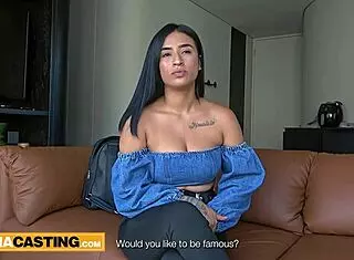 la novia de mi hijastra esta en casa y yo a ver que mi hijastra salio a la tienda a provecho y le follo su coño