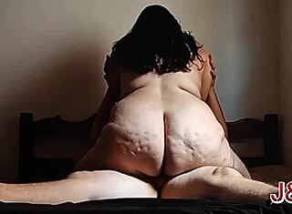 Terus tunggang lembu tu dengan punggung besar dan badan bertato di katil.