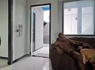 Fui surpreendida vendo amigo fuder rabuda gostosa até pernas tremerem de tanto anal! 😈🍑