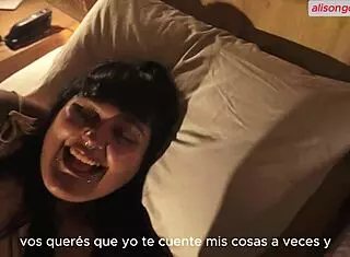 Hermanastro se cuela en mi cuarto para jugar a las cosquillas y acaba metiendo su enorme verga montándome duro