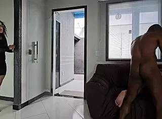 Fui surpreendida vendo amigo fuder rabuda gostosa até pernas tremerem de tanto anal! 😈🍑