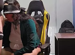 estudiante mexicana saca leche de tetas mientras maestro la folla en salón