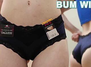 Vroča provokacija v seksi perilu z razkritjem golih hlačk