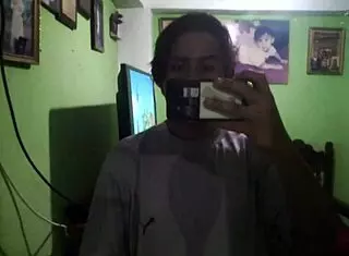 Married Venezuelan woman from Caracas gives head in her husband's house while he's away