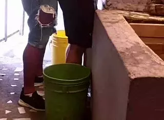 el primo me folla el culo hasta dejar leche dentro lavando mi ropa