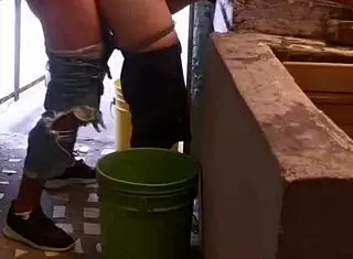 el primo me folla el culo hasta dejar leche dentro lavando mi ropa