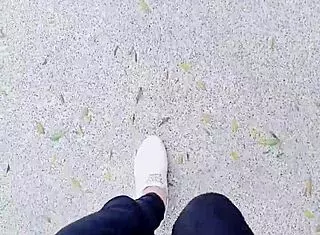 pseudo girl tingting gets horny at noon in female clothes outdoors and pees wildly!