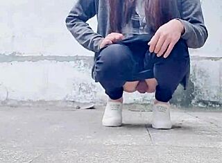 Pseudo gadis tingting nafsu tengah hari pakai baju perempuan luar rumah kencing liar!