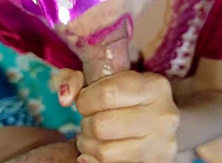 Som tak nadržaný, keď macocha s veľkou prdeliou dostane šukanú a olízanú piču v domácom doggystyle zblízka