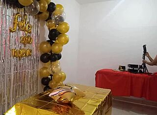 Kaunis nainen pitää viimeisen uudenvuodenbilettinsä elegantissa vip-huorapuuvussa