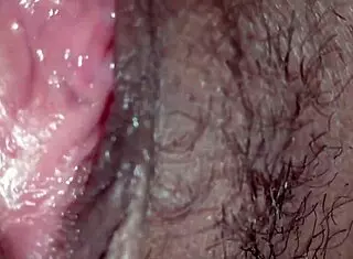 เย็ดเข้าไปในรูหีสาวใหญ่จนน้ำแตก - tight shaved pussy creampie in 1on1 action with pretty pornstar.