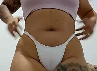 vou sentar na cara da minha amiga ate sufocar ela with big pussy lips flashing in domination fetish