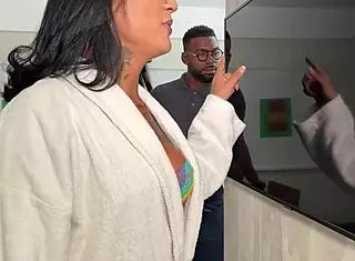 Hey, the motel technician came to fix the TV and ended up giving me 23cm in the ass! 😈🏨