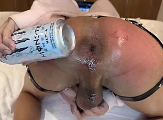 Socando lata de monster profundo no anal da bitch shemale