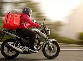 Motoqueiro Delivers Package To Swollen Pussy Latina