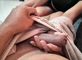 mi nueva vecina me da la bienvenida al vecindario