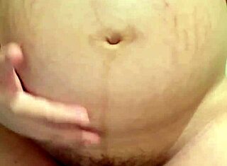 Trbuhasta arapska žena se pokazuje na vebki sa zadirkujućim pokretima