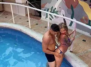 Follando Con Extraña En La Piscina Del Hotel Mientras Su Novio Descansa En Su Habitación
