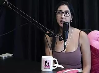 Morena Safada Mostra Peitos e Buceta