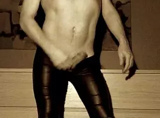 She starts with a chain striptease in latex, then gets her ass fucked hard with a dildo until cumshot.