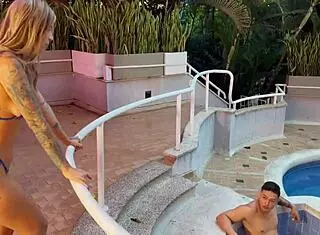 Follando Con Extraña En La Piscina Del Hotel Mientras Su Novio Descansa En Su Habitación