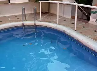 Follando Con Extraña En La Piscina Del Hotel Mientras Su Novio Descansa En Su Habitación