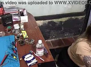 no tenía para pagarle a mi técnico y termine chupándole la pija